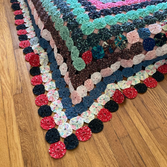 vintage hand stitched Yo-Yo quilt - Picture 7 of 8